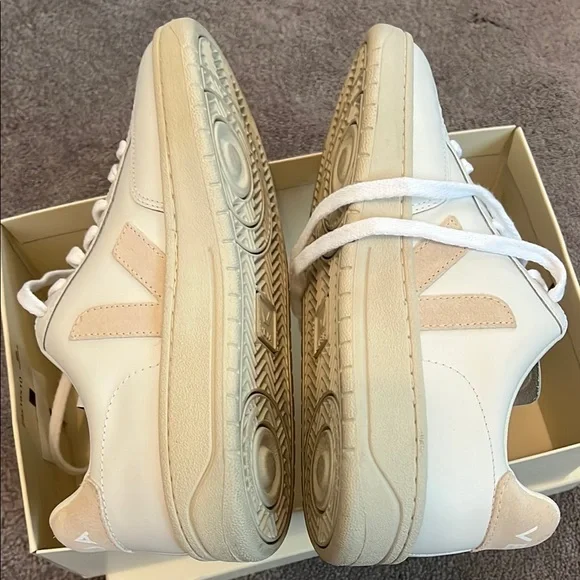 Veja V-12 LEATHER WHITE SABLE - Picture 7 of 10